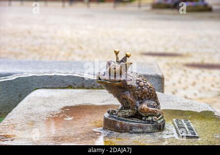 Frog King, détail à Theodulbrunnen (fontaine de Theodl) sur la place de la ville d'Ehingen (Donau), Bade-Wurtemberg, Allemagne. Banque D'Images