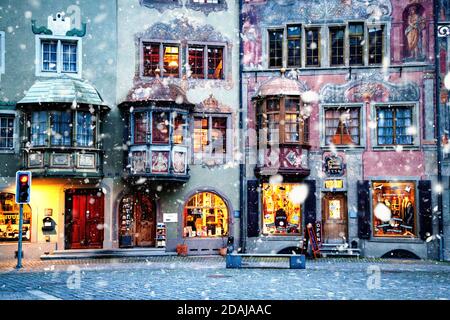 Neige dans le pittoresque village suisse de Stein am Rhein la nuit Banque D'Images