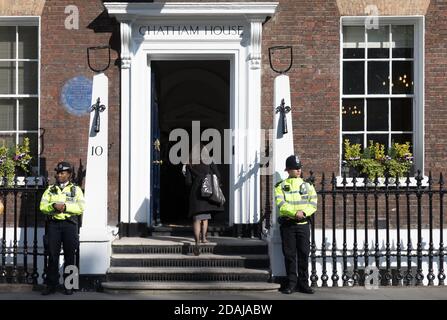 LONDRES, Royaume-Uni - 19 avril 2017 : policiers métropolitains en service au 10 St James's Square The Royal Institute of International Affairs Chatham House Banque D'Images