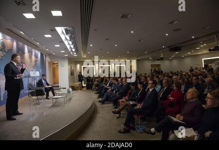 LONDRES, Royaume-Uni - 19 avril 2017 : le président de l'Ukraine Petro Porochenko s'exprime à l'Institut royal des affaires internationales Chatham House pendant son mandat Banque D'Images