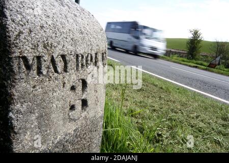 Ayrshire Road signe vers South Ayrshire Carrick vilages.Véhicule en mouvement flou passant le vieux panneau de rade pierre à Maybole, Ayrshire.Une fois l'endroit commun Banque D'Images