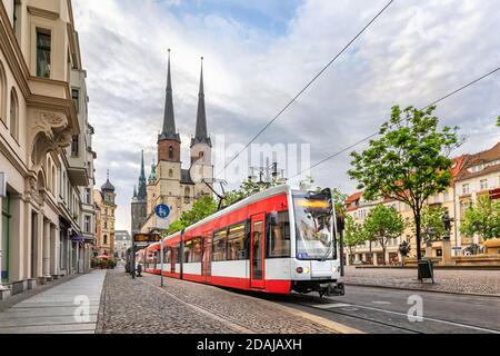 Halle (Saale), Allemagne. Tramway rouge sur la place Hallmarkt en face de l'église Marktkirche dans la vieille ville Banque D'Images