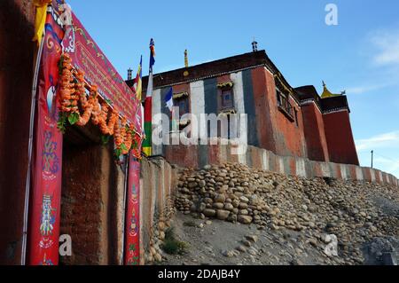 La porte avec décoration à l'entrée de Tsarang Gompa est un monastère de la secte Sakya, construit en 1395. Trekking à la haute Mustang zone fermée. Banque D'Images