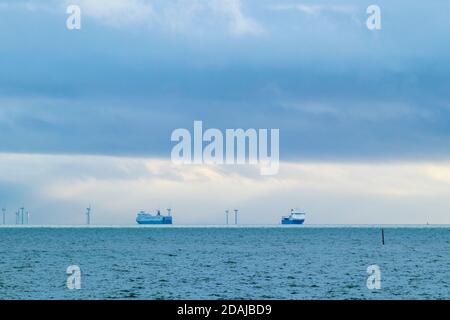 Les ferries passent à l'embouchure de la Tamise près de Londres Parc éolien de Array Banque D'Images