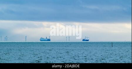 Les ferries passent à l'embouchure de la Tamise près de Londres Parc éolien de Array Banque D'Images