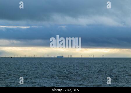 Ferry pour véhicule 'Pauline' à toute l'embouchure de l'estuaire de la Tamise en passant Par London Array Offshore Wind Farm près de Red Sands Fort Banque D'Images