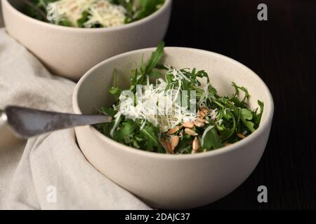Salade de roquette avec tournesol et saupoudré de parmesan râpé Banque D'Images