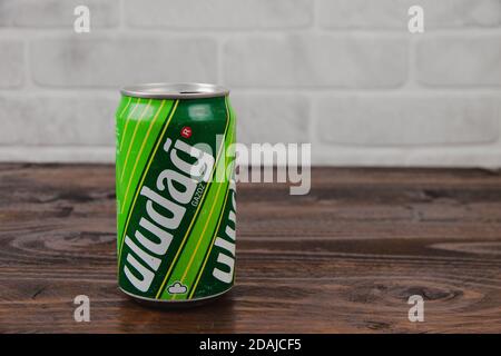 Une vieille boîte en aluminium de boisson sans alcool Uludag contre le mur de briques Banque D'Images