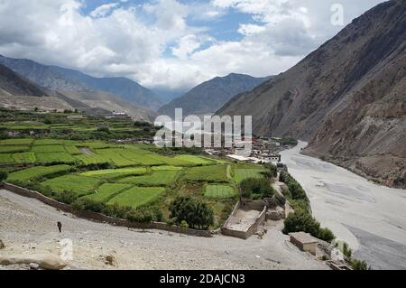 Le village de Kagbeni et la rivière Kali Gandaki dans la vallée des montagnes de l'Himalaya. Mustang supérieur. Népal. Banque D'Images