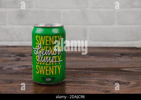 Une vieille boîte en aluminium de Swenty boisson non alcoolisée contre le mur de briques Banque D'Images