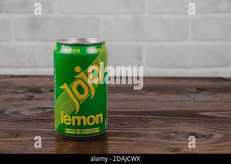 Une vieille boîte en aluminium de jojo boisson non alcoolisée contre le mur de briques Banque D'Images