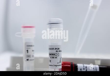 Wroclaw, Pologne - novembre 13 2020 : tubes contenant des réactifs pour RT-PCR utilisés pour le diagnostic et la détection d'une infection virale Covid-19. Banque D'Images