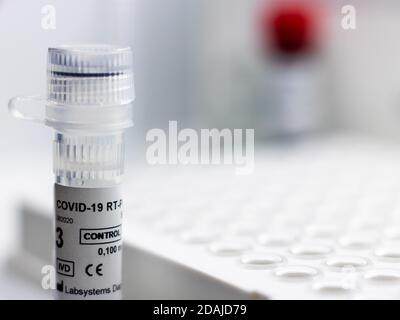 Wroclaw, Pologne - novembre 13 2020 : tubes contenant des réactifs pour RT-PCR utilisés pour le diagnostic et la détection d'une infection virale Covid-19. Banque D'Images