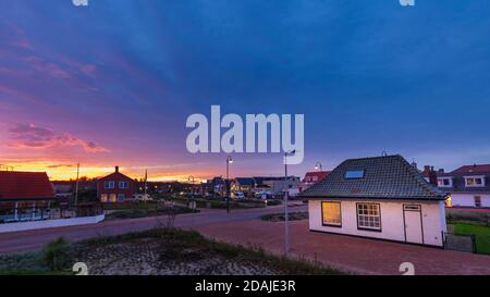 Den Burg, pays-Bas - 20 octobre 2020 : coucher de soleil Den Burg un des principaux villages de Texel, îles des Wadden, Hollande-Nord, pays-Bas. Banque D'Images