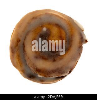 Vue de dessus d'un rouleau de tourbillon de cannelle en forme de morsure isolé sur un fond blanc. Banque D'Images