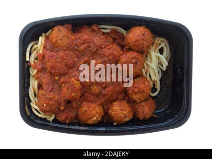 Vue de dessus des spaghetti et des boulettes de viande faits maison dans un plateau noir isolé sur un fond blanc. Banque D'Images