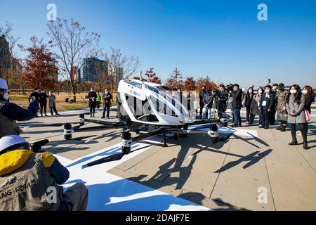 11 novembre 2020, Séoul, CORÉE DU SUD : 11 novembre 2020-Séoul, Corée du Sud- Reporters couvrent les drones-taxis lors de l'événement du ministère des Transports pour tester un service de taxi aérien sans pilote à Yeouido, dans l'ouest de Séoul, le 11 novembre 2020, pour la commercialisation des services de mobilité aérienne urbaine en 2025. (Image crédit: © Ministère de la Terre via ZUMA Wire) Banque D'Images