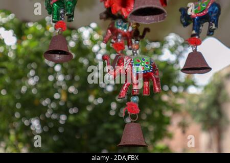 Ujjain, Inde - 25 août 2020: Rajasthani Handicraft Elephants pièce de douche murale/porte suspendue avec cloches pour la décoration d'intérieur. Banque D'Images