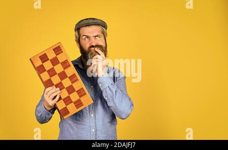 Homme jouant aux échecs. Retour à l'école. pièces d'échecs et planche. Jeu de réussite de la compétition. Stratégie, gestion ou concept de leadership. Jouer aux échecs sur le plateau. Jeu logique de carte. Espace de copie. Banque D'Images