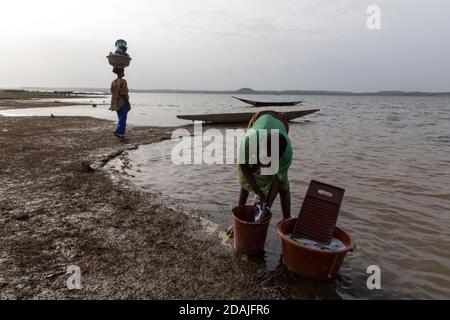 Région de Selingue, Mali, 27 avril 2015 ; Faraba, rivière Sankarani, Sur les rives du lac Selingue, les femmes lavent leurs vêtements à l'aide de savon traditionnel. Banque D'Images