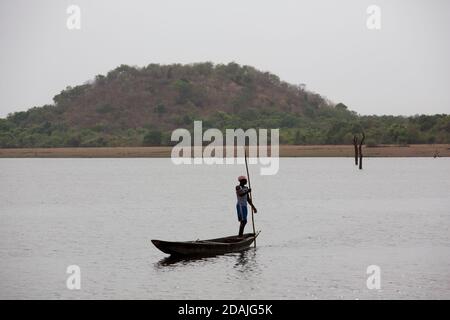 Région de Selingue, Mali, 27 avril 2015; pêcheur sur le lac. Banque D'Images