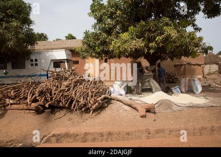 Village de Tanga, région de Selingue, Mali, 27 avril 2015; les habitants de Tanga Koro ont été déplacés à ce village lors de la construction du barrage. Banque D'Images