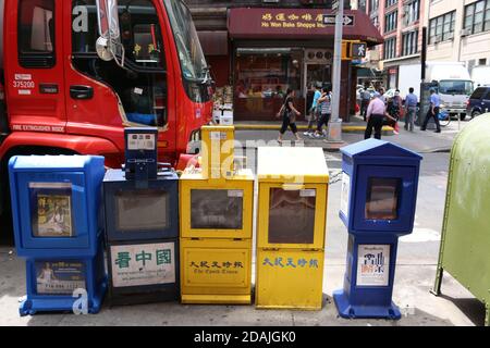 USA, New York - 07 août 2014 : distributeurs de journaux dans China Town Banque D'Images