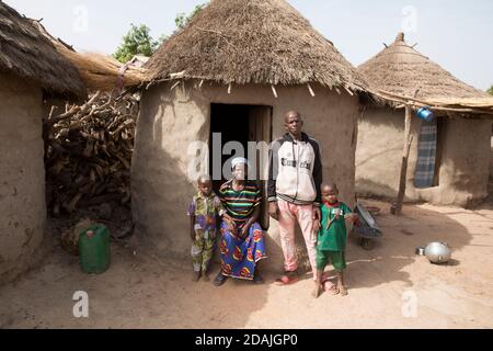 Village de Tanga, région de Selingue, Mali, 27 avril 2015 ; Mamadou Camara, 42, est un agriculteur. En tant que garçon de 12 ans, il vivait avec sa famille à Tangakoro, près de la rivière avant la construction du barrage. Ils ont été forcés de déménager dans le village de Tanga à cause du barrage. Il aimerait cultiver des légumes mais le sol est trop dur et rocailleux. Kadiatou Traure, sa femme, avec leur premier enfant. Elle attend bientôt un deuxième enfant. Banque D'Images