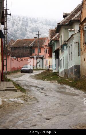 En voiture à travers un village dans le comté de Sibiu, en Roumanie Banque D'Images