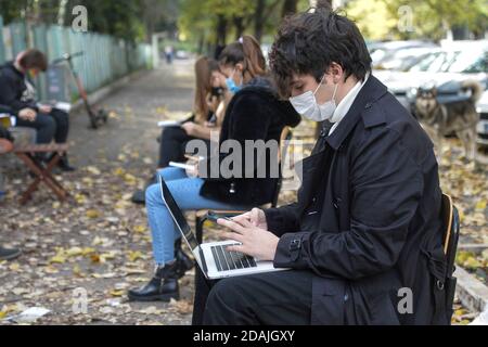 Rome, Italie. 13 novembre 2020. Flash mob des élèves contre l'enseignement à distance DAD, dans la photo les élèves de l'école secondaire Socrates suivent les leçons en ligne en dehors de leur école fermée en raison des restrictions imposées par le DPCM anti Covid - 19 (ROME - 2020-11-13, STEFANO CAROFEI) p.s. la foto e' utilizzabile nel rispetto del contenesto in cui e' stata scattata, e senza intento diffamatorio del decoro delle persone rappresentate Credit: Independent photo Agency/Alay Live News Banque D'Images