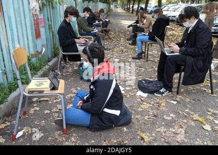 Rome, Italie. 13 novembre 2020. Flash mob des élèves contre l'enseignement à distance DAD, dans la photo les élèves de l'école secondaire Socrates suivent les leçons en ligne en dehors de leur école fermée en raison des restrictions imposées par le DPCM anti Covid - 19 (ROME - 2020-11-13, STEFANO CAROFEI) p.s. la foto e' utilizzabile nel rispetto del contenesto in cui e' stata scattata, e senza intento diffamatorio del decoro delle persone rappresentate Credit: Independent photo Agency/Alay Live News Banque D'Images
