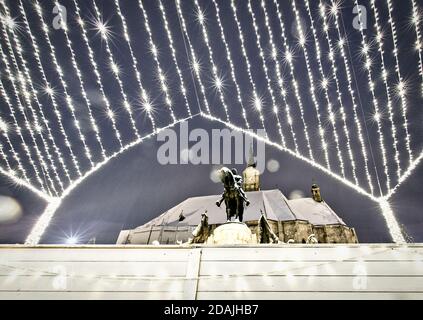 centre-ville de cluj-napoca avec statue du roi Matthias et église Saint Michael et lumières de Noël, Roumanie Banque D'Images