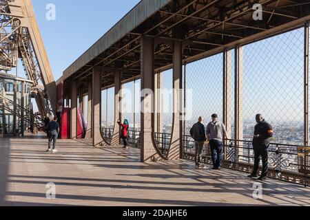 PARIS, FRANCE - 07 novembre 2017 : Pont d'observation de la Tour Eiffel. Touristes à la Tour Eiffel à Paris Banque D'Images