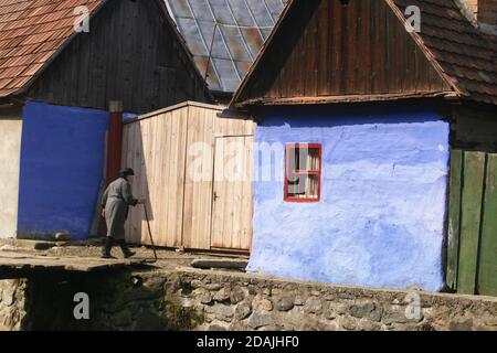 Sibiu Comté, Roumanie. Femme âgée marchant avec une canne. Banque D'Images