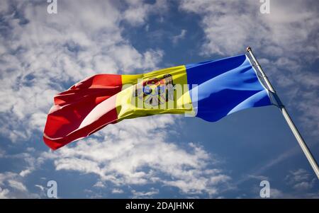 Magnifique drapeau national de la Moldavie flottant sur fond de ciel. Gros plan à angle bas drapeau de Moldova maquette 3D. Banque D'Images