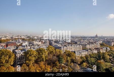Paysage urbain de la ville de Paris. Vue panoramique aérienne des toits de Paris depuis la Tour Eiffel en automne Banque D'Images
