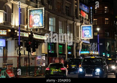 La vue extérieure du théâtre de Sondheim dans l'avenue Shaftesbury, anciennement le théâtre de la Reine. Banque D'Images