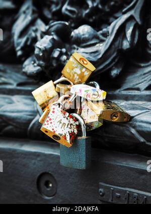 PARIS, FRANCE - 10 novembre 2017 : écluses d'amour à Paris, France. Des milliers de serrures symbolisent l'amour pour toujours Banque D'Images