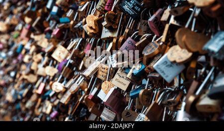 PARIS, FRANCE - 10 novembre 2017 : écluses d'amour à Paris, France. Des milliers de serrures symbolisent l'amour pour toujours Banque D'Images