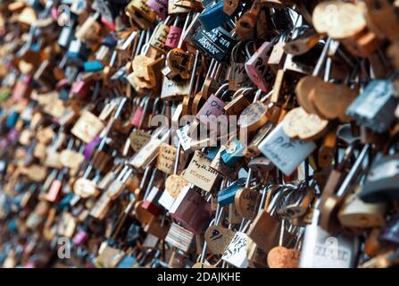 PARIS, FRANCE - 10 novembre 2017 : écluses d'amour à Paris, France. Des milliers de serrures symbolisent l'amour pour toujours Banque D'Images