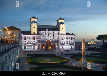 Magnifique photo de l'Académie française de Rome située à La Villa Medici au coucher du soleil sur le côté de la Jardins et en arrière-plan l'église de San Banque D'Images