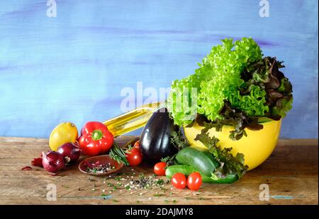 Ingrédients frais pour la salade, divers légumes, nourriture biologique, concept de saine alimentation, bon espace de copie Banque D'Images