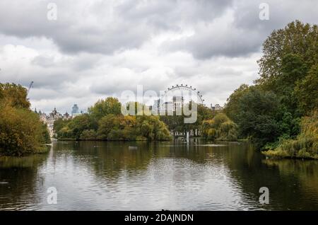 Vue sur les gratte-ciel de Londres depuis le parc St. James. Banque D'Images