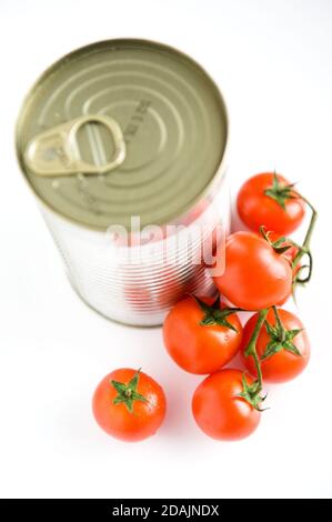 Tomate, conserve de tomate, nourriture de régime de Vega, composition créative de tomates cerises isolées sur blanc. Basilic frais, tomates, concept de cuisine, vue du dessus. Banque D'Images