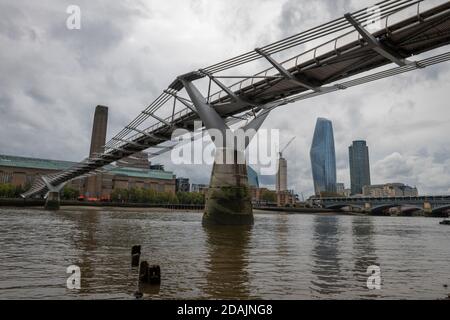 Vue sur le pont du millénaire depuis la rive de la Tamise. Banque D'Images