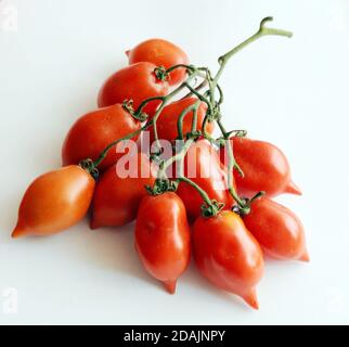 Plat à spaghetti avec assaisonnement de tomates Piennolo de Campanie et palourdes isolées sur fond blanc Banque D'Images