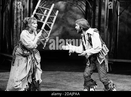 Susan Hampshire (Katharina), Nicky Henson (Petruchio) dans LA MISE EN SCÈNE DU SHREW par Shakespeare au Shaw Theatre, Londres NW1 07/10/1974 a Dolphin Theatre Company production musicale: Stephen Oliver design: Bruno Santini éclairage: Mick Hughes directeur: James Roose-Evans Banque D'Images