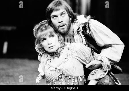 Susan Hampshire (Katharina), Nicky Henson (Petruchio) dans LA MISE EN SCÈNE DU SHREW par Shakespeare au Shaw Theatre, Londres NW1 07/10/1974 a Dolphin Theatre Company production musicale: Stephen Oliver design: Bruno Santini éclairage: Mick Hughes directeur: James Roose-Evans Banque D'Images