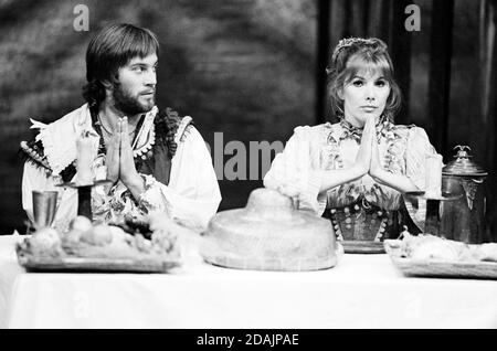 Nicky Henson (Petruchio), Susan Hampshire (Katharina) dans LE DOMPTER DE LA MERDE par Shakespeare au Shaw Theatre, Londres NW1 07/10/1974 a Dolphin Theatre Company production de musique: Stephen Oliver design: Bruno Santini éclairage: Mick Hughes directeur: James Roose-Evans Banque D'Images