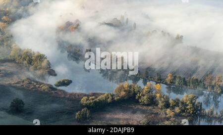 Matin brumeux sur la rivière, paysage italien Banque D'Images